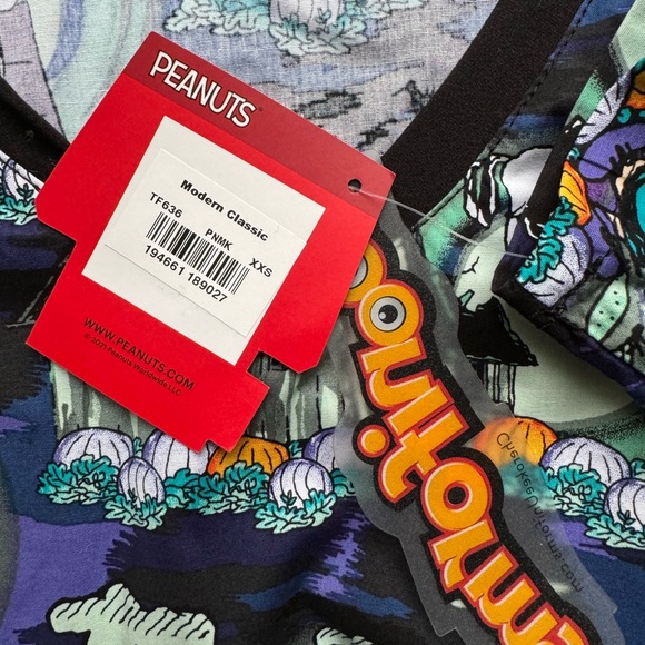Peanuts Snoopy Halloween Scrubs Women Size XXS, V Neck 2 Pockets Lucy Linus NWT - Picture 5 of 6